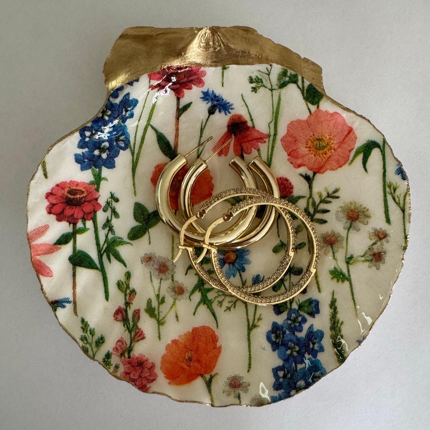 Detailed view of garden wildflower shell trinket dish
