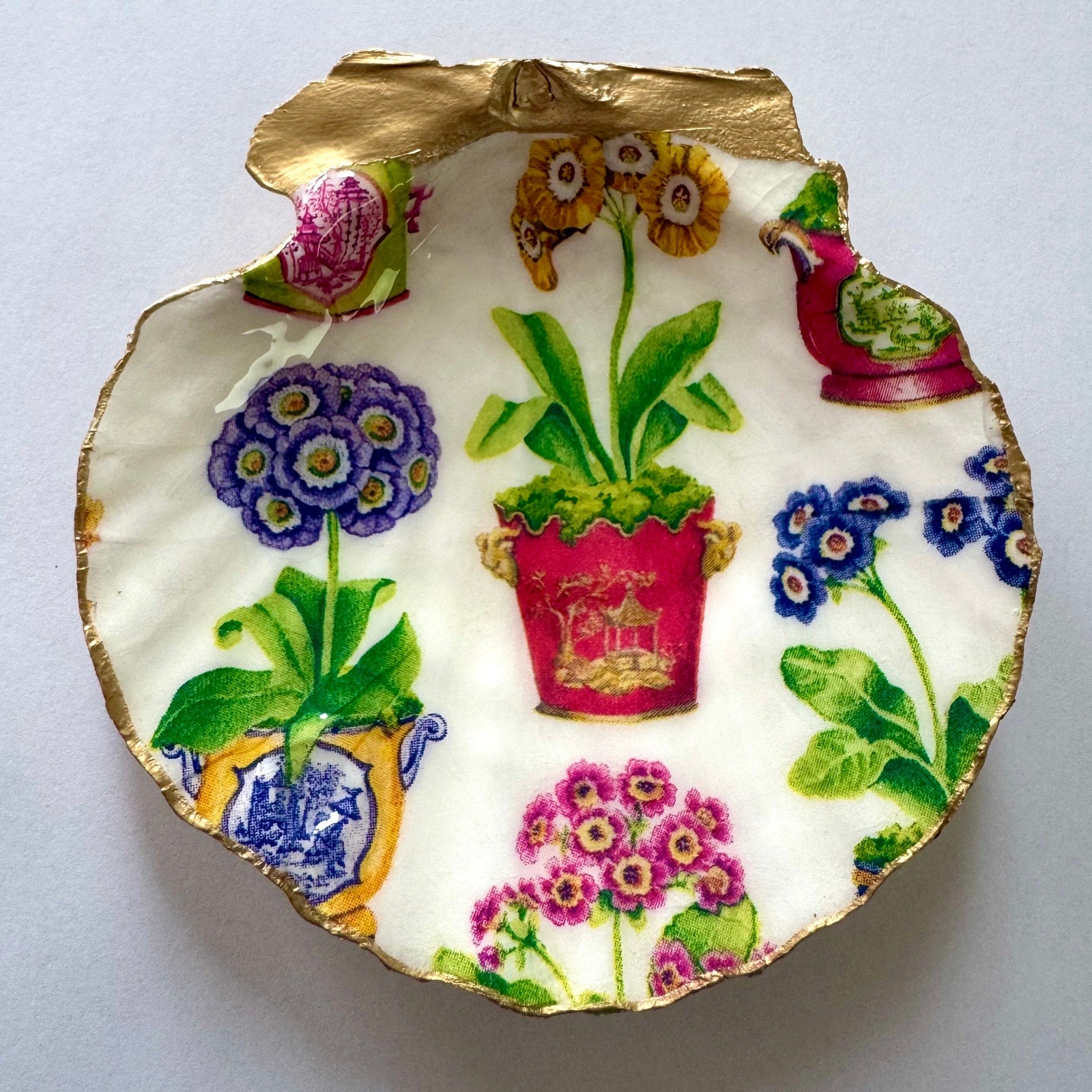 Detailed view of vintage flower pot shell trinket dish