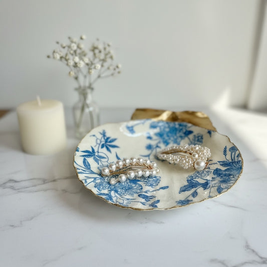 Blue toile botanical shell trinket dish