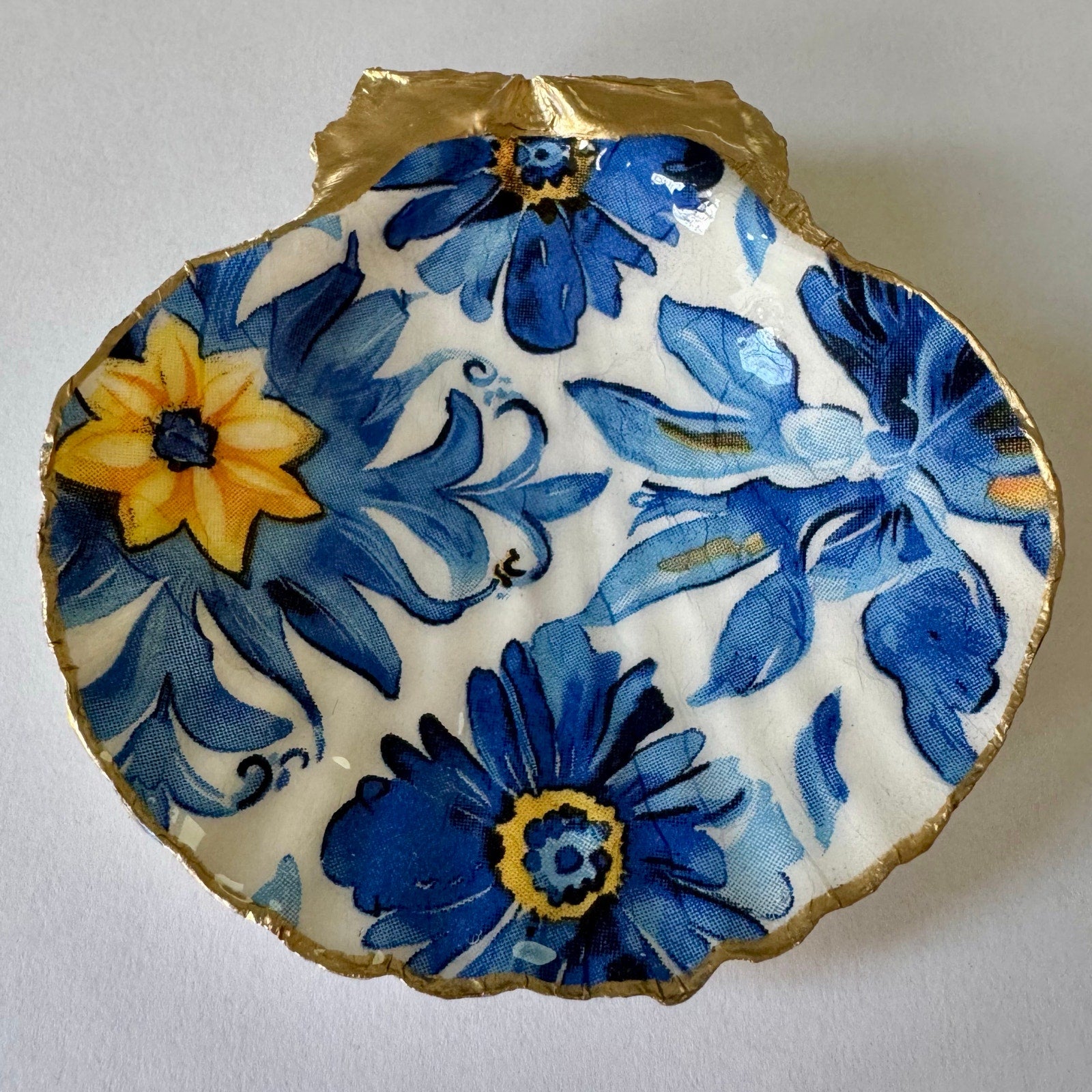 Additional view of delft blue floral shell trinket dish